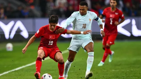 A Milli Futbol Takımı yorgun ve üzgün şekilde sahada, skor panosunda Fransa üstünlüğü
