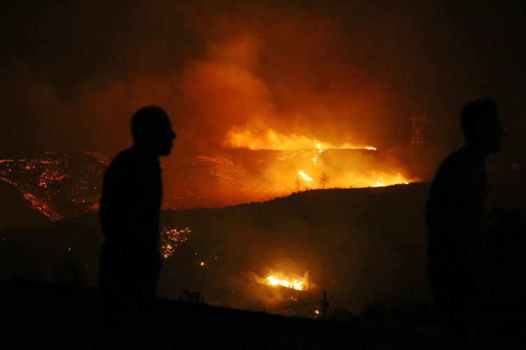 Alanya'da çıkan orman yangınına müdahale ediliyor