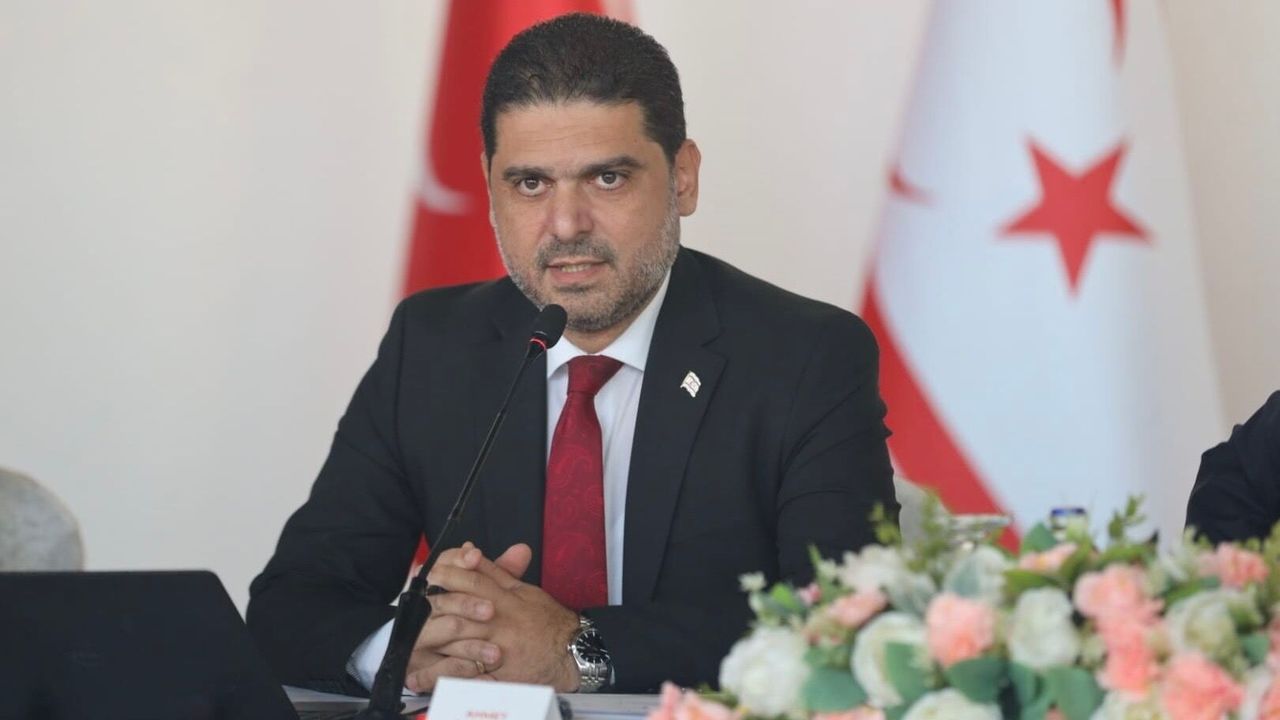 Savaşan konuşurken mikrofonla ciddiyetle ifade veriyor