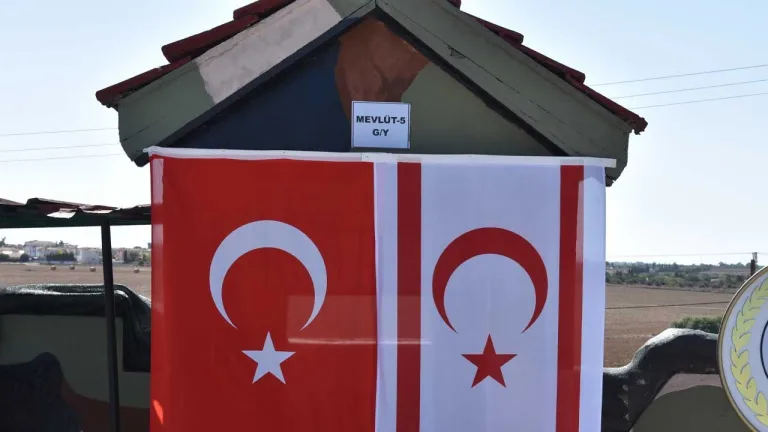 Şehit Piyade Er Allahverdi Kılıç için düzenlenen anma töreninden katılımcılar ve çelenkler