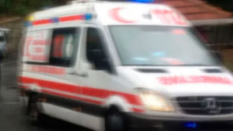 Gazimağusa Limanı'nda jeneratör ve iş ekipmanı yakınında duran işçi veya müdahale edilen kişi