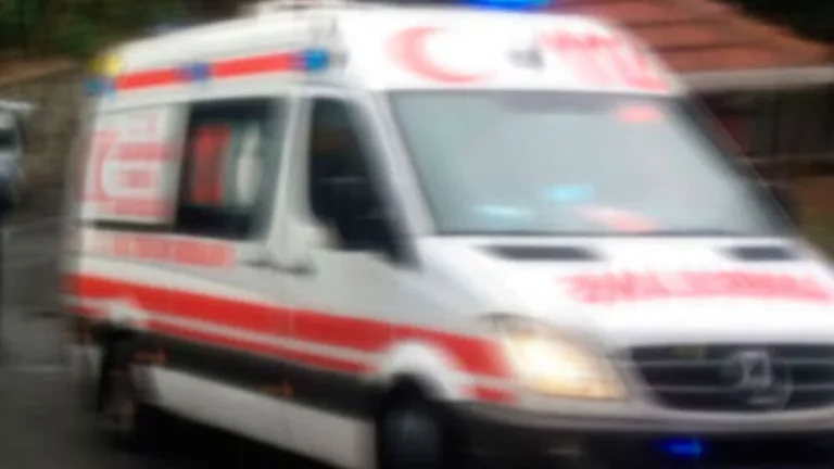 Gazimağusa Limanı'nda jeneratör ve iş ekipmanı yakınında duran işçi veya müdahale edilen kişi