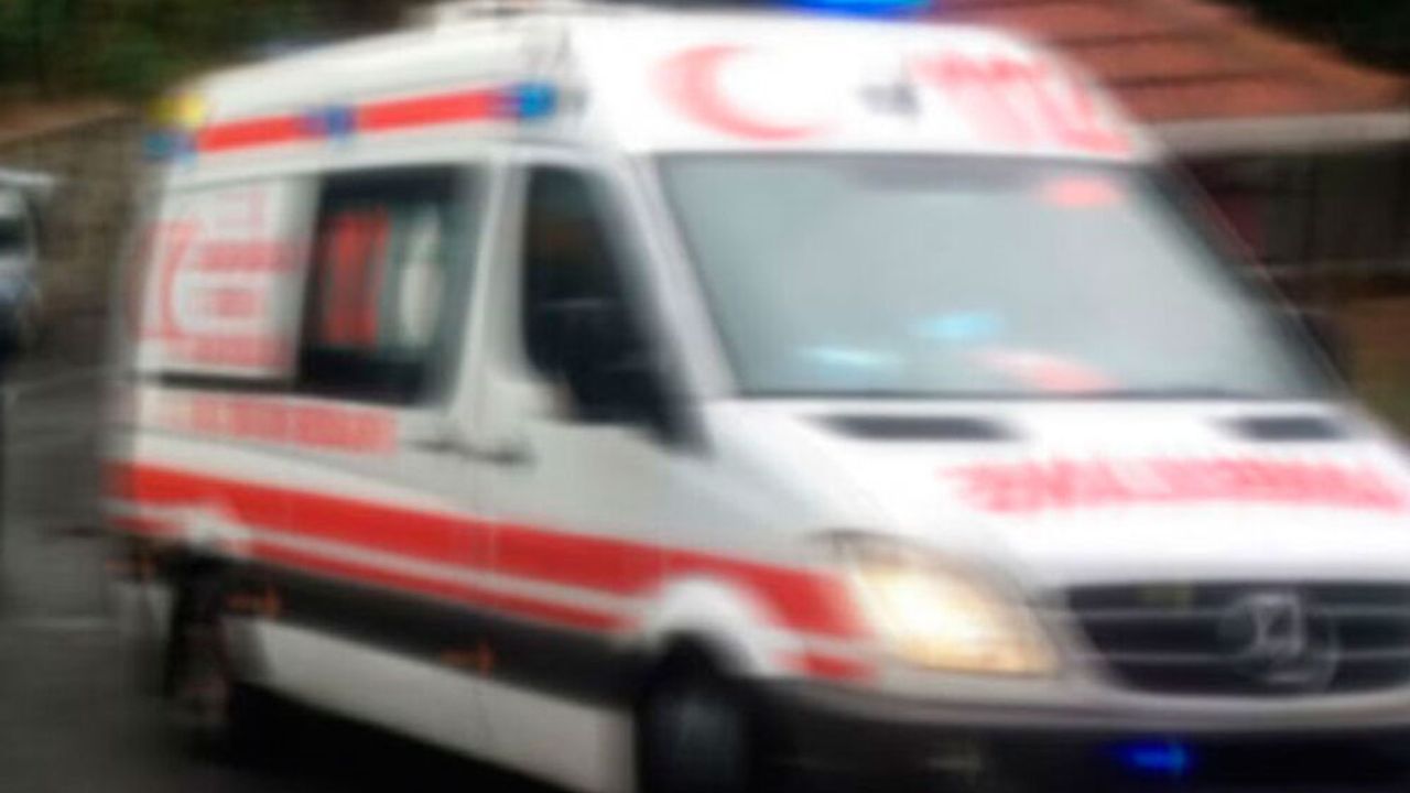 Gazimağusa Limanı'nda jeneratör ve iş ekipmanı yakınında duran işçi veya müdahale edilen kişi