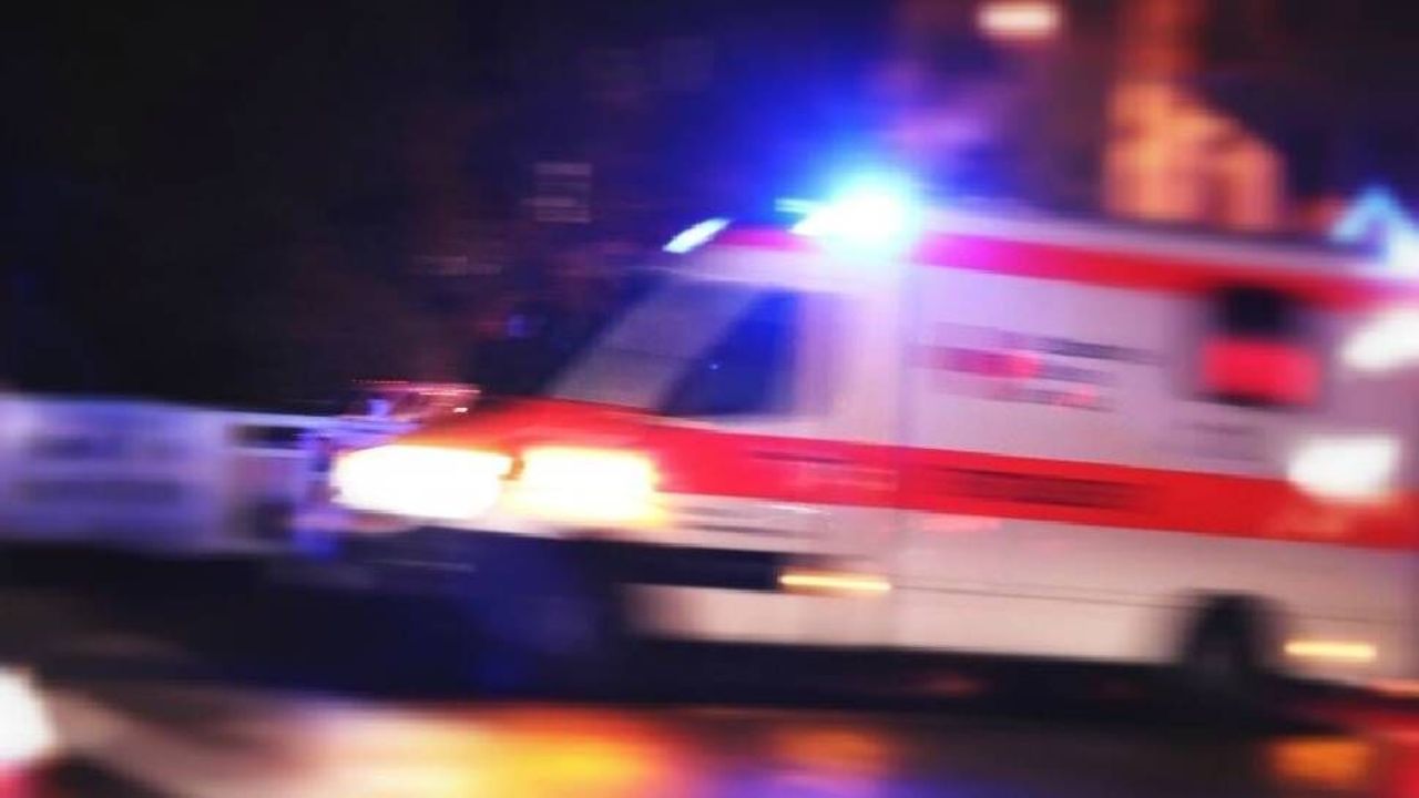 Kediyi kurtarmaya çalışırken elektrik akımına kapılan kişinin müdahale edilen anı veya ambulans görüntüsü