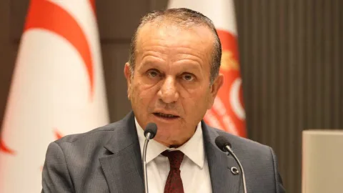 Kuzey Kıbrıs Türk Cumhuriyeti siyasetçileri toplantı salonunda konuşuyor