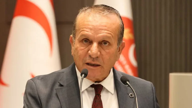 Kuzey Kıbrıs Türk Cumhuriyeti siyasetçileri toplantı salonunda konuşuyor