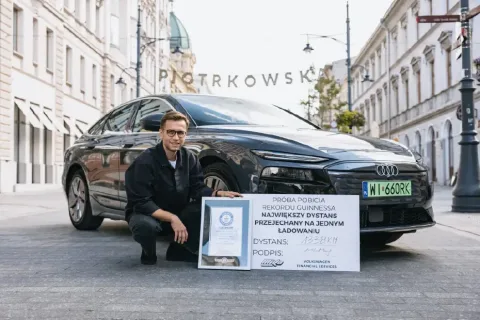 Audi A6 e-tron sedanın uzun menzil kaydunu vurgulayan, arkadan hafif açıyla çekilmiş görüntü