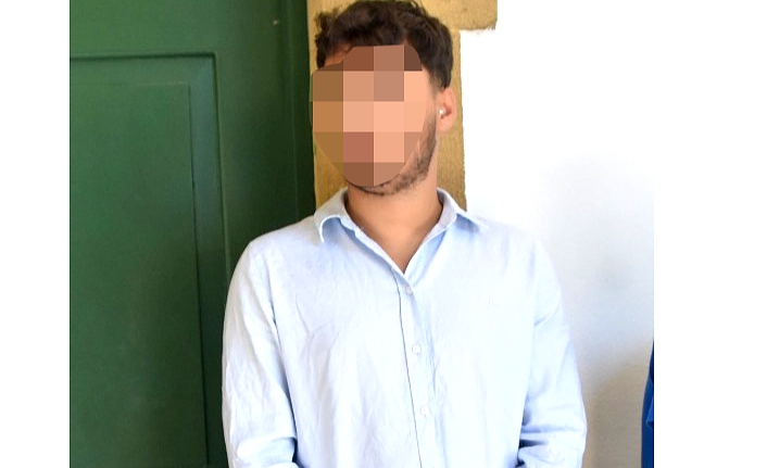 Haberde hırsızlık olayıyla ilgili, başlıkta 'Ayağının tozuyla hırsızlık yaptı' ifadesine atıf yapan görsel