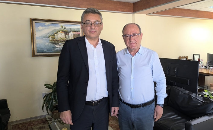 Başarı dileklerini ileten kişi veya kişiler, tebessüm ve içten bakışlarla