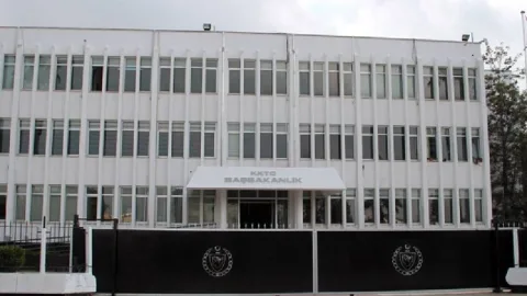 Başbakanlık önünde resmi binalar ve yetkililerle ilgili haber görseli için nötr alt metin