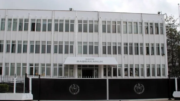 Başbakanlık önünde resmi binalar ve yetkililerle ilgili haber görseli için nötr alt metin