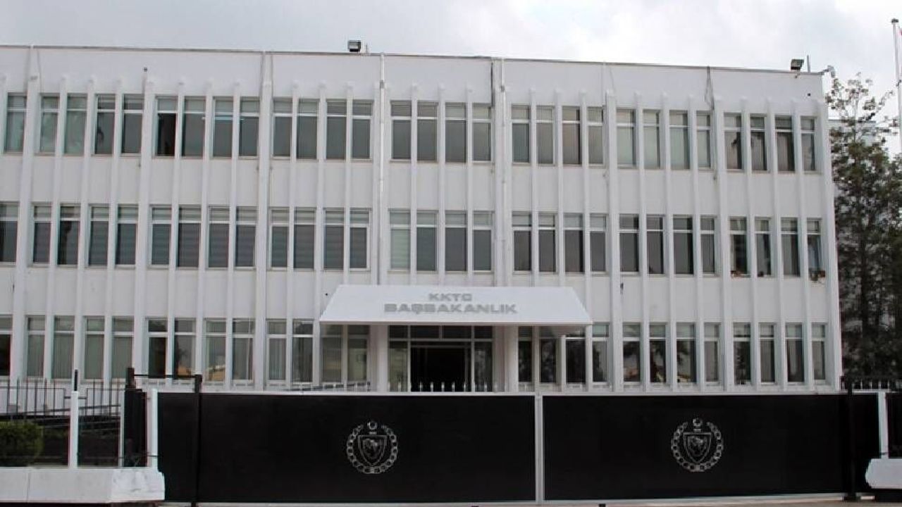 Başbakanlık önünde resmi binalar ve yetkililerle ilgili haber görseli için nötr alt metin