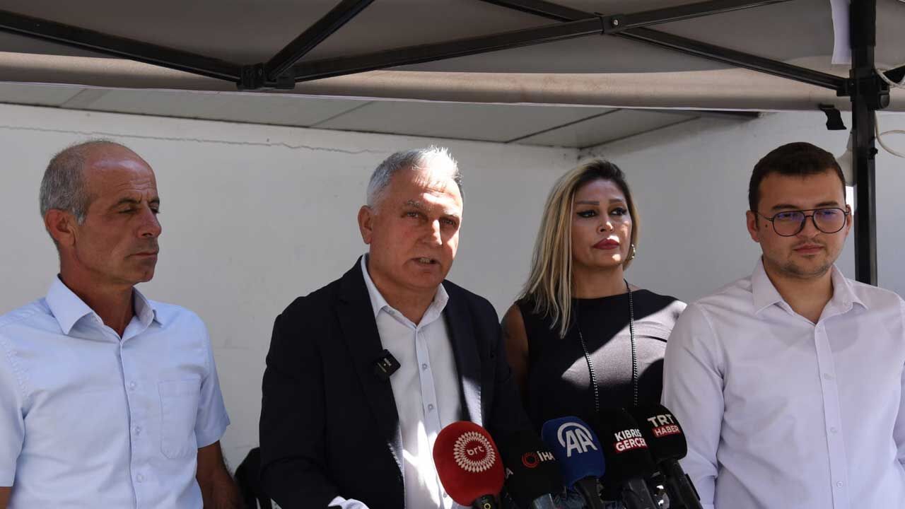 Bazı derneklerin gemi kazası hakkında kapsamlı soruşturma çağrısı yapılmasına ilişkin pankart veya belge içeren görüntü