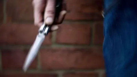 Boğazköy sokakta sağlık ekipleri ve polislerin olduğu bıçaklı saldırı sonrası müdahale görüntüsü
