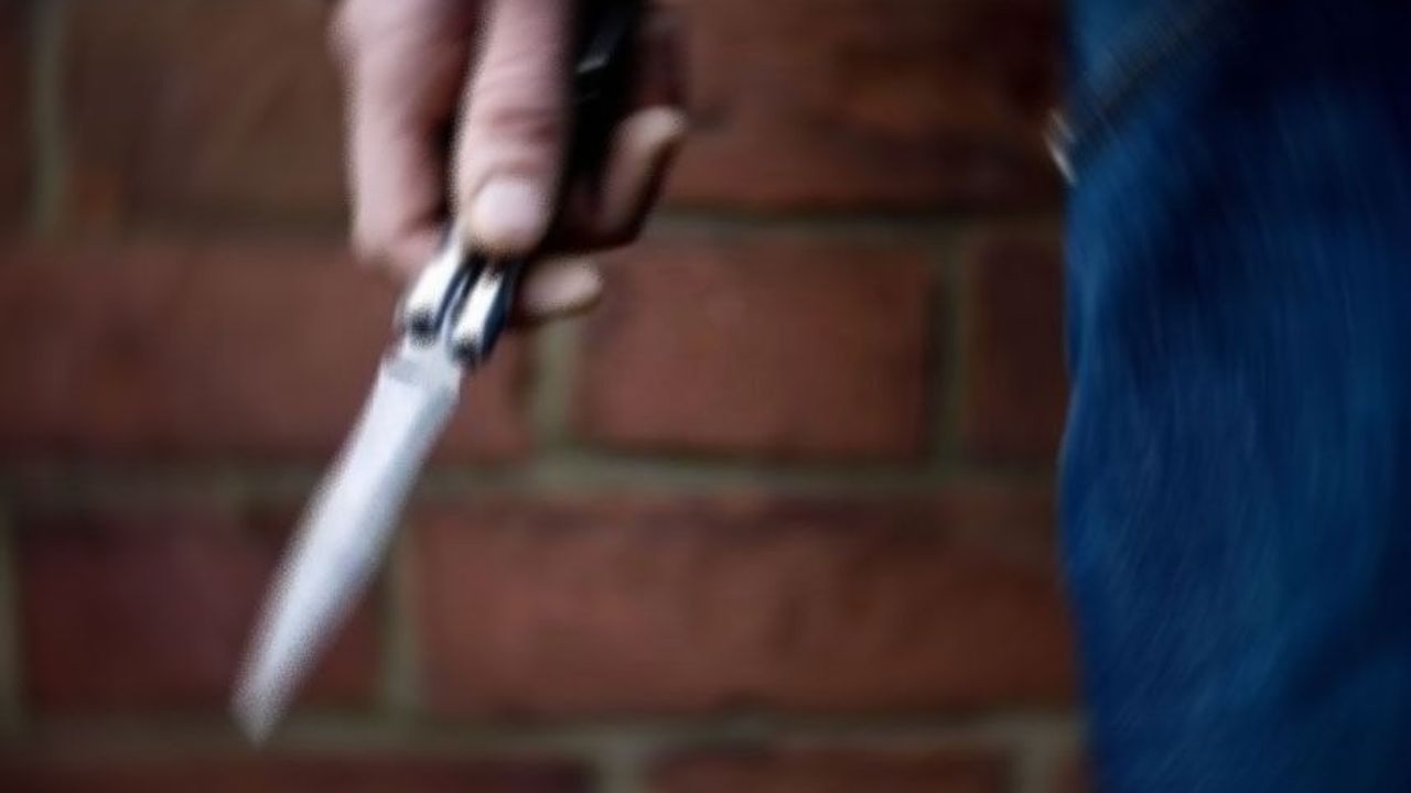 Boğazköy sokakta sağlık ekipleri ve polislerin olduğu bıçaklı saldırı sonrası müdahale görüntüsü
