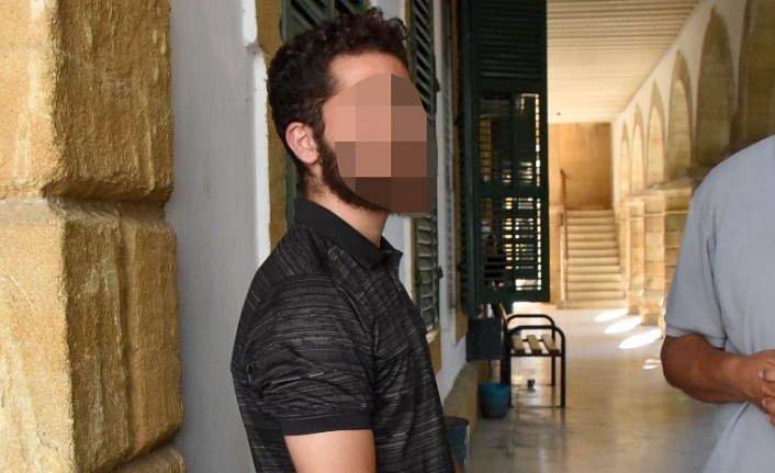 Boğazına bıçak doğrultulmuş bir saldırı anını çağrıştıran, gerilimli bir sahne