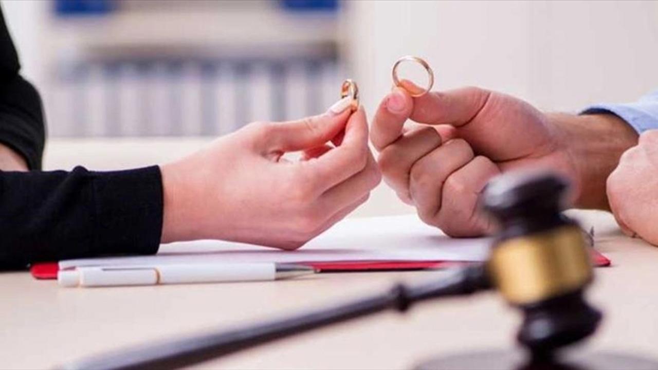 Mahkeme binasının ön cephesi ve adliye tabelası