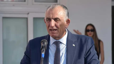 Dışişleri Bakanı Mevlüt Çavuşoğlu konuşma yaparken, çocuklara adanmış mesaj veriyor