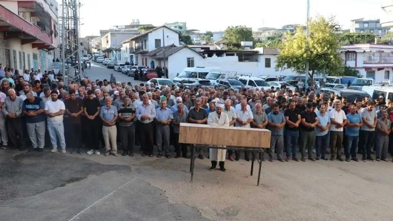 Nazmiye Özbolat’ın cenaze töreninden, tabutun taşındığı ya da defin anına dair bir sahne