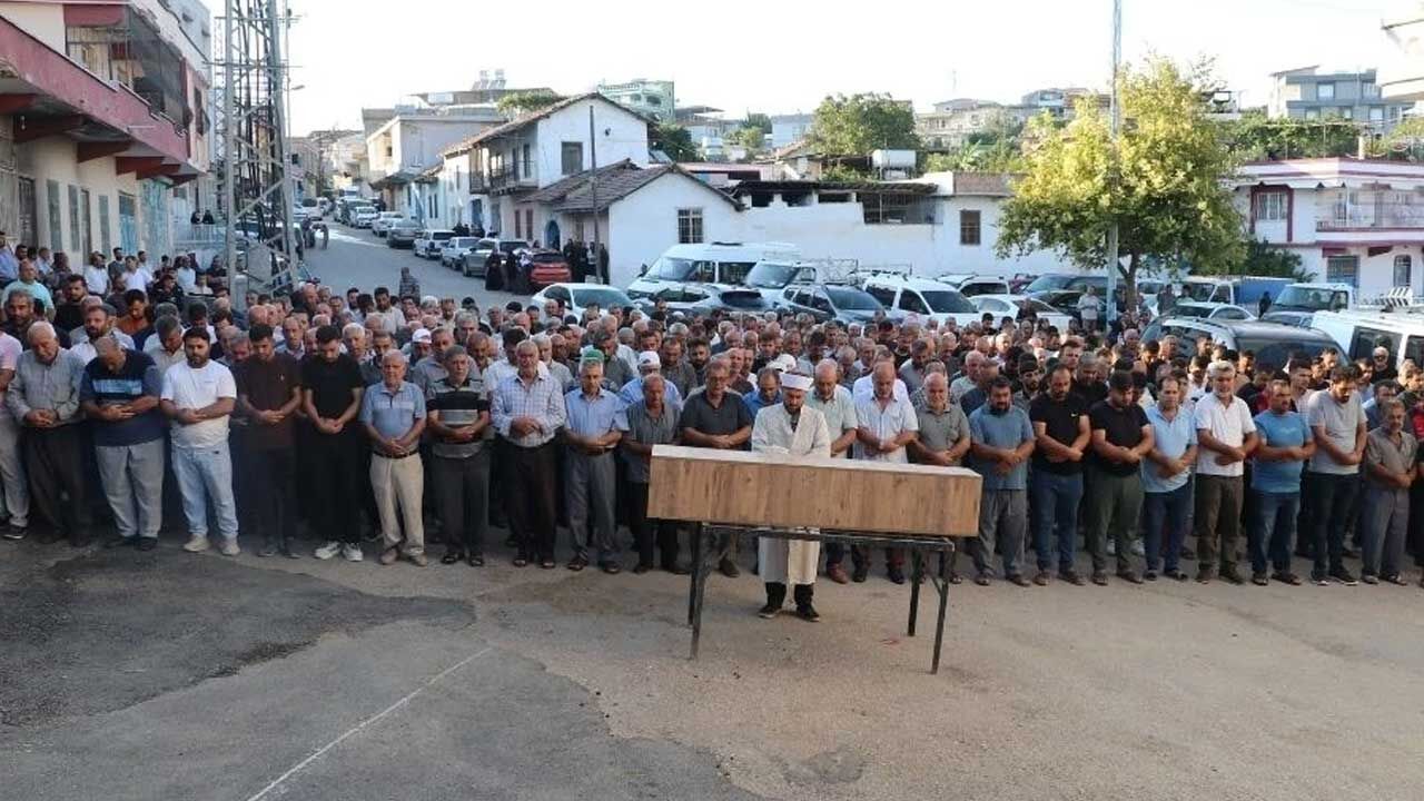 Nazmiye Özbolat’ın cenaze töreninden, tabutun taşındığı ya da defin anına dair bir sahne
