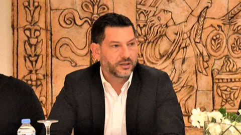 Kırok okul ziyareti sırasında konuşma yaparken öğrencilere bakıyor