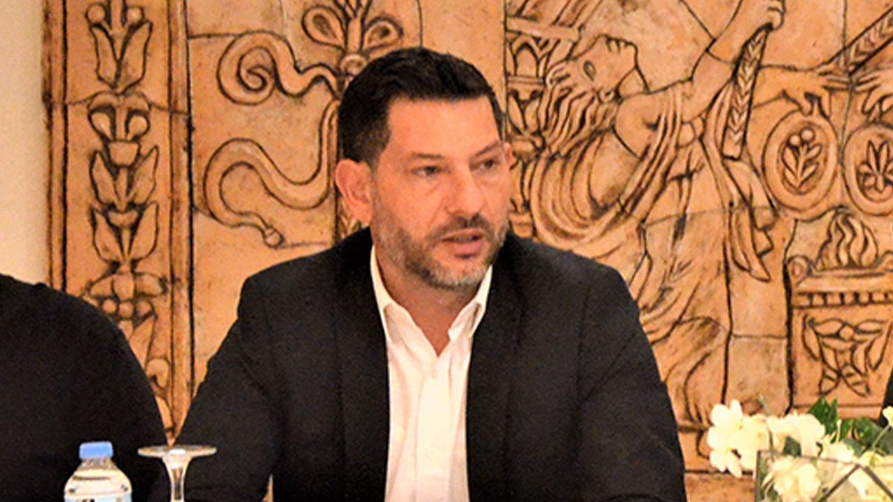 Kırok okul ziyareti sırasında konuşma yaparken öğrencilere bakıyor