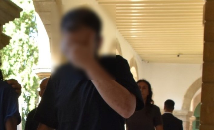 Cezaevine gönderilen kişi elleri kelepçeli olarak adliyeye götürülüyor.