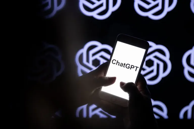 ChatGPT hizmetine erişim sağlanamayan kullanıcıların cihaz ekranları ve hata bildirimleri