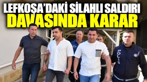 Lefkoşa’daki silahlı saldırı davasıyla ilgili mahkeme salonu veya adliye binası görüntüsünü betimleyen kısa alt metin