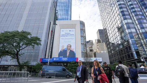 COP31 tanıtım afişleriyle süslenmiş Türkevi görünüyor; afişlerde Cumhurbaşkanı Erdoğan yer alıyor