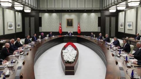 Kabine toplantısında konuşan yetkililer, geniş katılımlı tartışma sırasında notlar alıyor