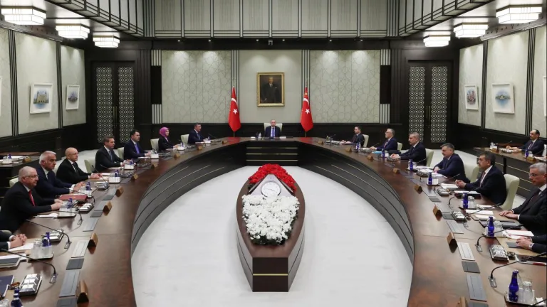Kabine toplantısında konuşan yetkililer, geniş katılımlı tartışma sırasında notlar alıyor