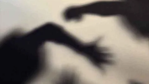 Lefkoşa’da polise yumruk atılırken yaşanan olayla ilgili tutuklama haberi görseli