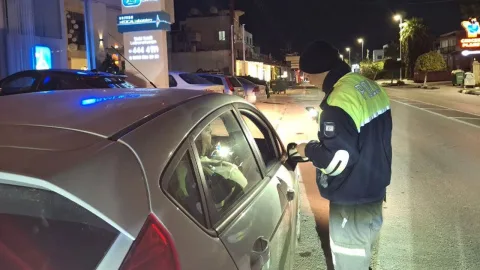 Trafik denetiminde durdurulmuş araçlar ve görevli polisler, denetim süreci gösteriliyor