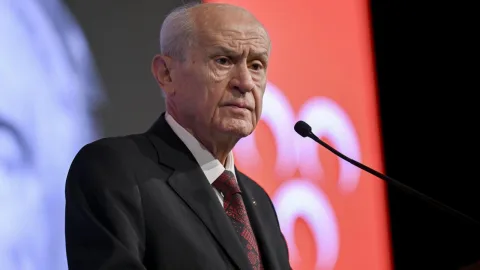 MHP Genel Başkanı Devlet Bahçeli konuşma yaparken ciddi ifadeyle mikrofon önünde