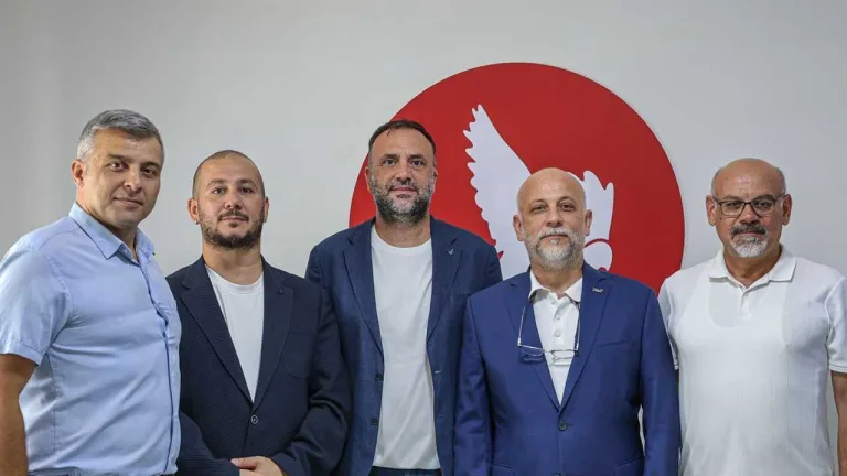 İŞAD ve TDP temsilcileri toplantı masasında oturmuş, gündemde dijitalleşme ve ekonomik dönüşüm bulunuyor.