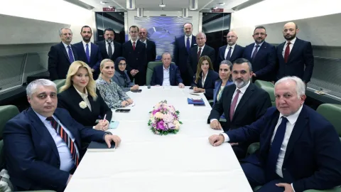 Cumhurbaşkanı Erdoğan konuşurken konuşma kürsüsünde mikrofonlara bakıyor