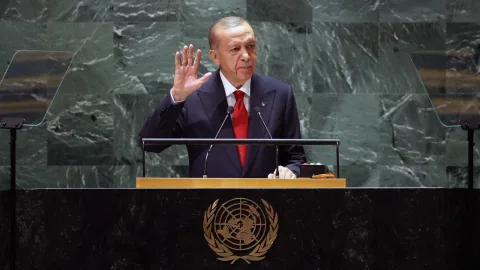 Cumhurbaşkanı Erdoğan konuşma yaparken kürsüde mikrofonlara bakıyor
