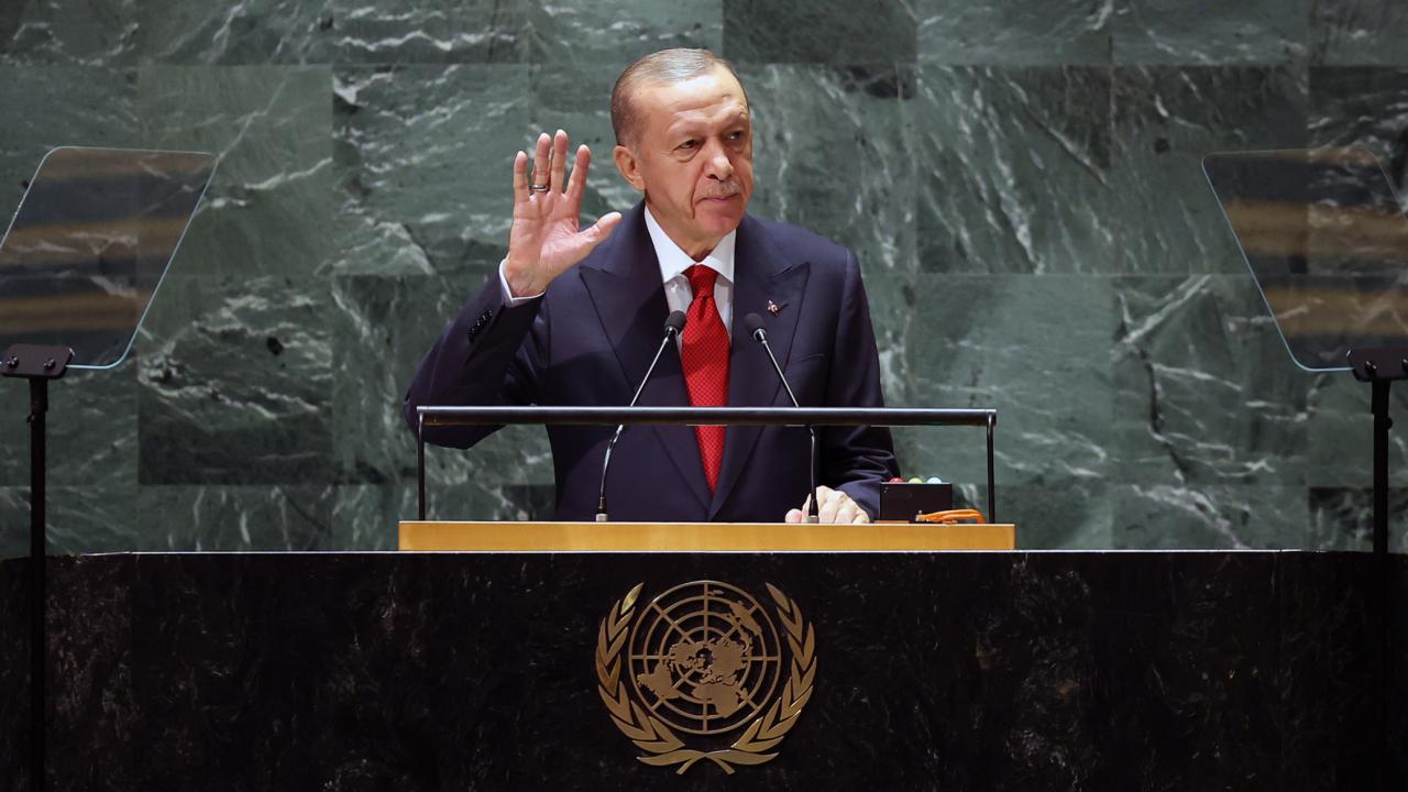Cumhurbaşkanı Erdoğan konuşma yaparken kürsüde mikrofonlara bakıyor