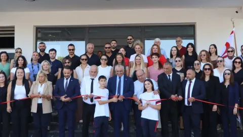 Çavuşoğlu konuşma yaparken kürsü ve arka planda etkinlik görünüyor