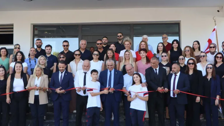 Çavuşoğlu konuşma yaparken kürsü ve arka planda etkinlik görünüyor