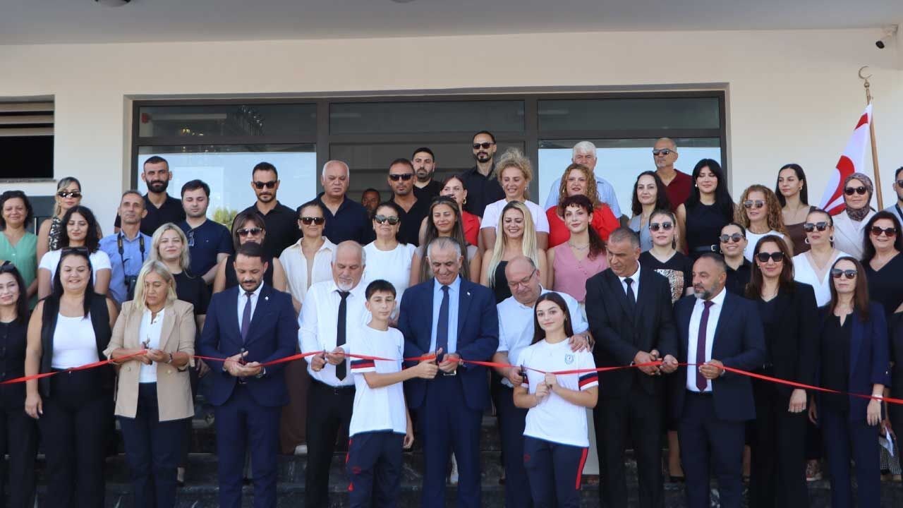 Çavuşoğlu konuşma yaparken kürsü ve arka planda etkinlik görünüyor