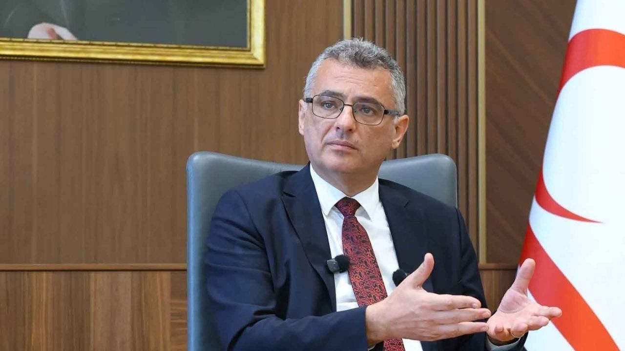 Erhürman konuşurken ciddiyetle dinleyen kalabalık, siyaset ve tartışma atmosferi