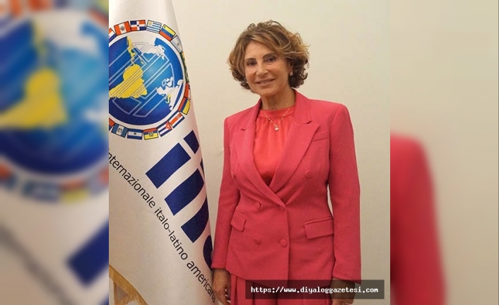 Bilim kurulu üyeleri federasyon logosu önünde toplu halde, ellerinde belgelerle poz veriyor