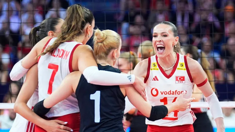 Filenin Sultanları yarı final sevincini ve maç atmosferini yansıtan takım fotoğrafı