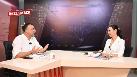 Çeler'in konuşurken düşünceli ifadesi, arka planda belirsiz toplantı ortamı