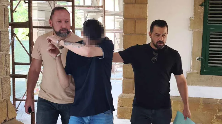 Metehan'da narkotik operasyonunda ele geçirilen kokain paketleri ve olay yeri çalışması