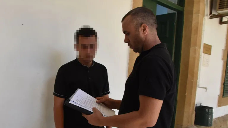 Lefkoşa'da şiddet sonucu kulak zarındaki iki ayrı yırtığı anlatan tıbbi görüntü veya sağlık personeli teması