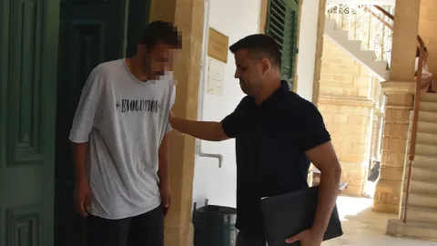 Apartman boşluğunda uyurken yakalanan kişi ve etrafında paketlenmiş bakır kablolar