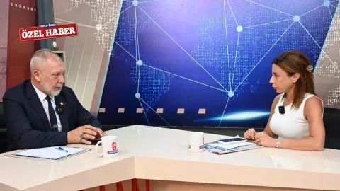 Akpınar konuşurken konuşma yapıyor; YDP’ye hitap eden bir siyasi ortam gösteriliyor